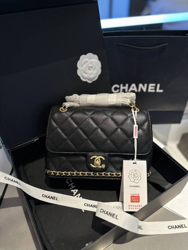 折叠礼盒包装 Chanel 24K链条包慵懒随性又好背 上身满满的惊喜 高级慵懒又随性 彻底心动的一只 Size 25 Cm