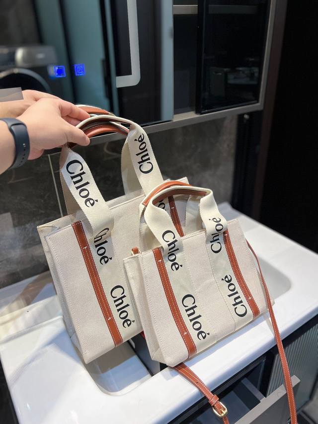 Chloe 克洛伊帆布购物袋 Chloe堪称潮包制作机,就在2022年伊始,有一款默默卖翻的手提袋 Woody Tote Bag,在社群掀起极高讨论度,主要原因