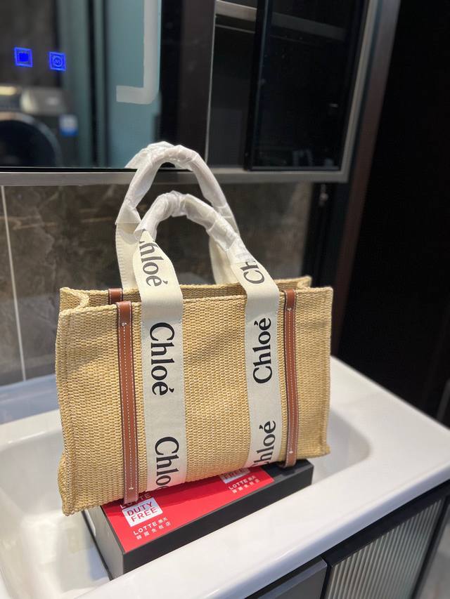 Chloe 克洛伊 购物袋chloe堪称潮包制作机,就在2022年伊始,有一款默默卖翻的手提袋 Woody Tote Bag,在社群掀起极高讨论度,主要原因除了
