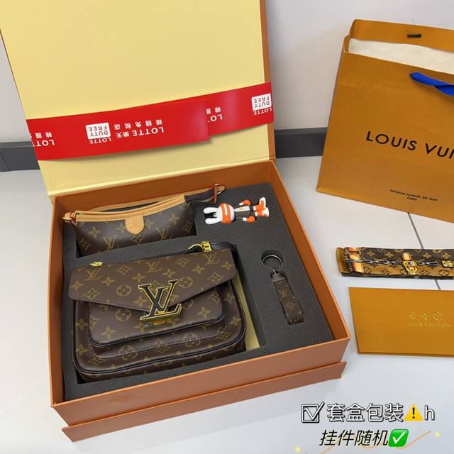套盒包装 挂件随机 Lv Chain Bag邮差包 用以攜帶智能手機和其他隨身物 既時尚又輕便 以柔軟小牛皮製作 這款收納袋充分展現lockme系列的重要 素