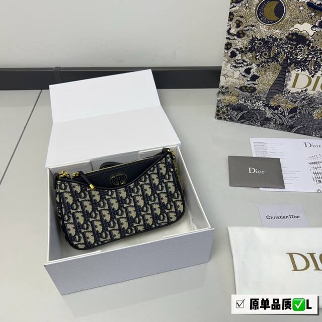 全套包装 Dior Hobo Avenue三合一腋下包 Dior Fall 23腋下包 里面分别是一个纽扣卡夹和一个拉链卡夹以及一个腋下包组成 可以多种方式搭配