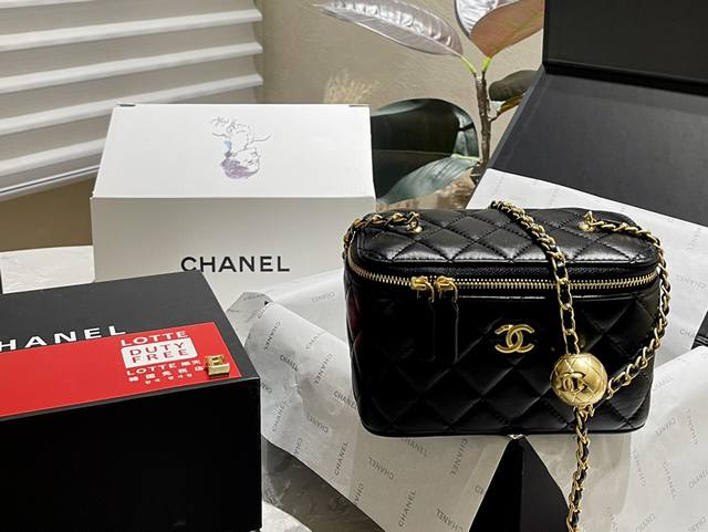 小羊皮 折叠礼盒 Chanel 小金球 调节扣 做到全球断货就是它 Chanel金球盒子包没错了 又是香奈儿因为太火爆 都卖光光了小巧的包型和可爱的小金球哪个女