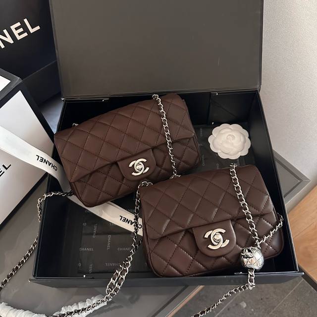 牛皮 折叠礼盒包装 香奈儿 Chanel 王牌小金球 大mini Cf包 很复古很好看的款式 这个调节扣超精致 经典的包型才是香奈儿 Chanel的灵魂 尺寸 - 点击图像关闭