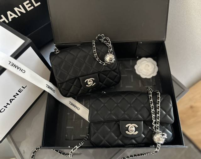 牛皮 折叠礼盒包装 香奈儿 Chanel 王牌小金球 大mini Cf包 很复古很好看的款式 这个调节扣超精致 经典的包型才是香奈儿 Chanel的灵魂 尺寸