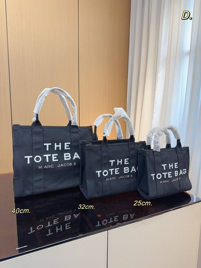 Marc Jacobs 帆布购物袋堪称潮包制作机 就在2022年伊始 有一款默默卖翻的手提袋 Woody Tote Bag 在社群掀起极高讨论度 主要原因除了款