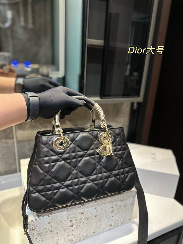 折叠礼盒 Dior2023 重磅新款95.22手袋太绝了八 万众瞩目的9522终终终于到店了 这是一款过去与现代结合的手袋 致敬品牌传承的同时又 彰显现代魅力