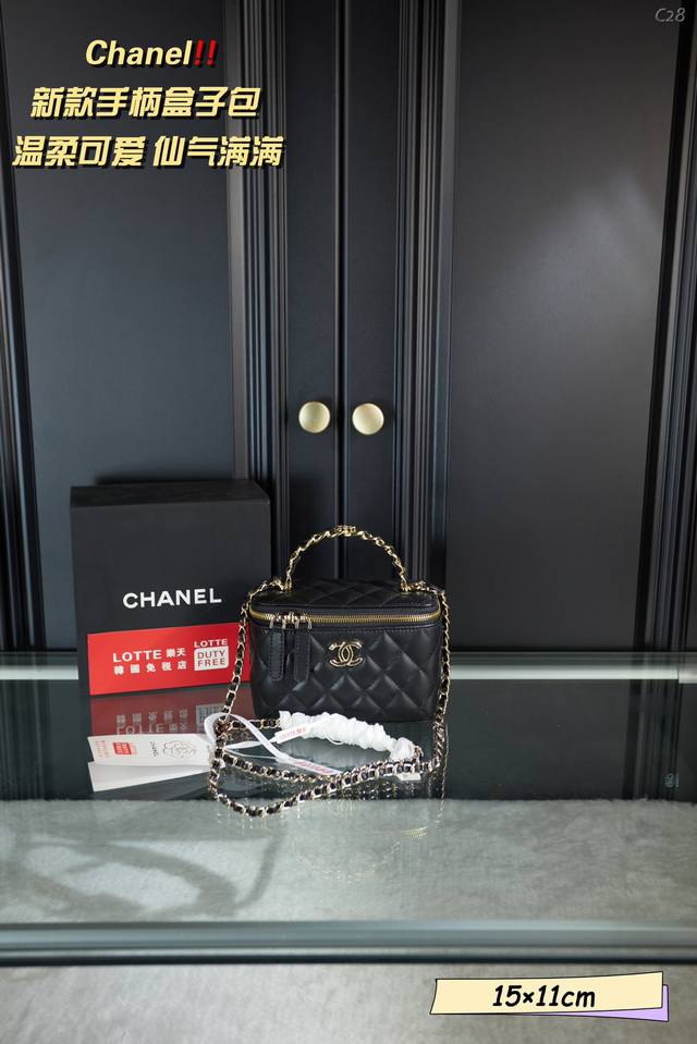 配折叠礼盒 Chanel 香奈儿 新款手柄化妆盒子包 大cc 金属logo标志 内部全皮配上全镜子设计 同时设有口红槽 安排的妥妥的 所谓美得起 装得下 说的就