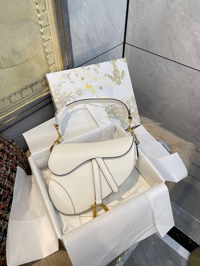 礼盒包装 Dior 马鞍包 轰动时尚界的马鞍包当数老花款最受热捧 每个包柜里都应该有的永恒经典 也必将是一直火爆的传奇之作 Dior Saddle马鞍包 有故事