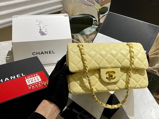 羊皮 折叠礼盒 Chanel 香奈儿 顶级 1112 小羊皮 Cf 全称是 Classic Flap 拿到手里才能感觉到它的魅力 这份质感 仙女们值得拥有 尺寸