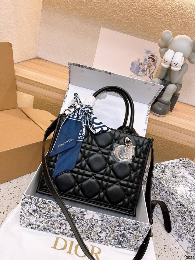 配礼盒 Dior 秋冬新款tote包 迪奥 #Dior Tote最新秋冬系列 可以背的托特来了又又被种草了这个包 这款 #Dior 手袋是迪奥全新推出的主打单品