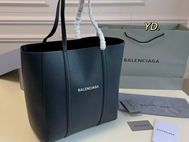 折叠盒 Size:31 32 Balenciaga 巴黎世家新款托特包 皮质柔软 简约大方 手感超赞 简约的字母 容量足日常 随性中带着一点收敛感 超级推荐