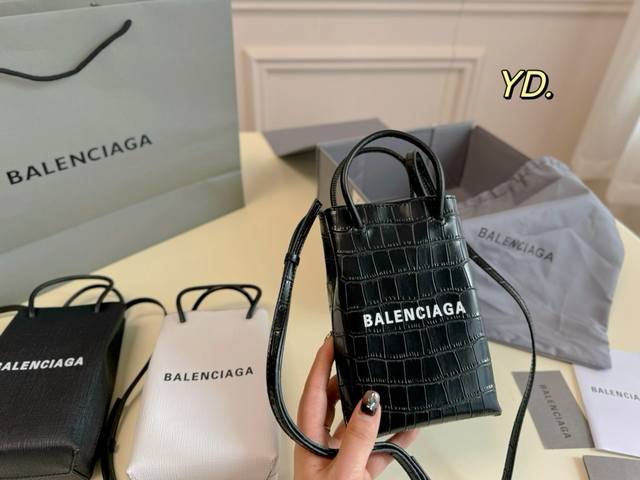 配盒 Size:12 18 Balenciaga 巴黎世家手机包 小身段大容量 超简约的款式 醒目的logo带出的高级型格感 简直就是最强百搭潮物