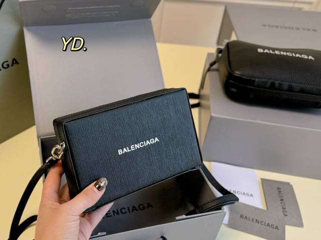 配盒 Size:19 12 Balenciaga 巴黎世家盒子包斜挎包 超硬挺有型 男女同款 无论手感材质还是颜值 简直完美了 超帅且小众