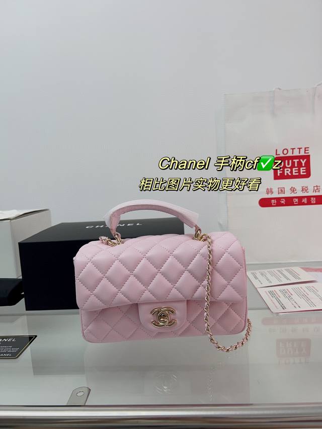 配飞机盒折叠盒 Chanel带手柄mini Cf Chanel 21年新出的款 带手柄的minicf 羊皮是mini Cf 多了个手柄真的觉得完美 除了斜挎和单