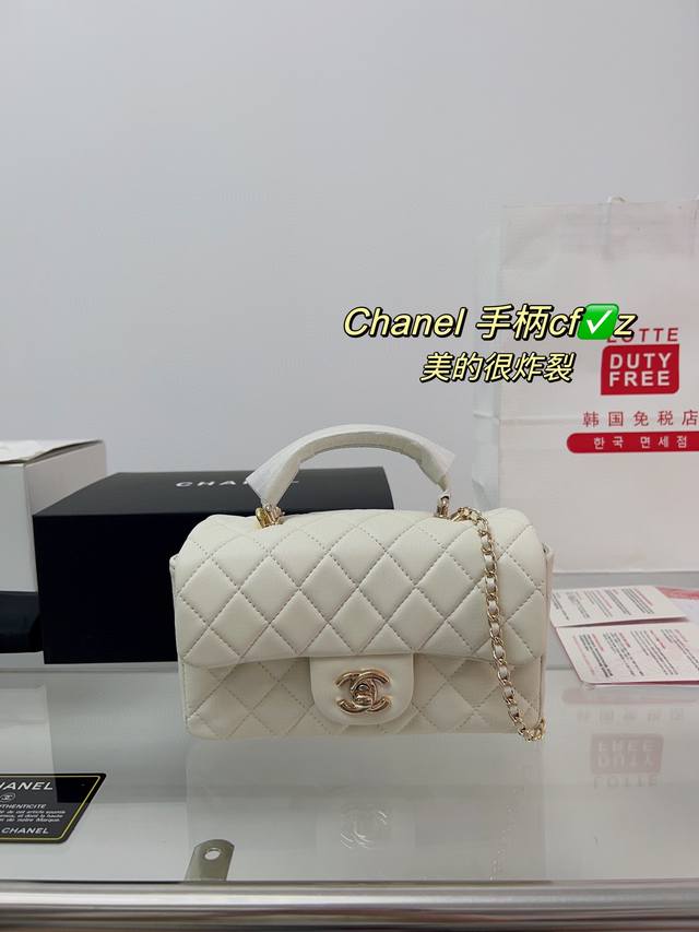 配飞机盒折叠盒 Chanel带手柄mini Cf Chanel 21年新出的款 带手柄的minicf 羊皮是mini Cf 多了个手柄真的觉得完美 除了斜挎和单