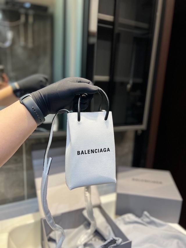 礼盒包装 David Jones最近跟奢侈品牌balenciaga巴黎世家合作 推出了一款购物袋 巴黎世家的这款名为heritage的购物袋 提着这个购物袋去超