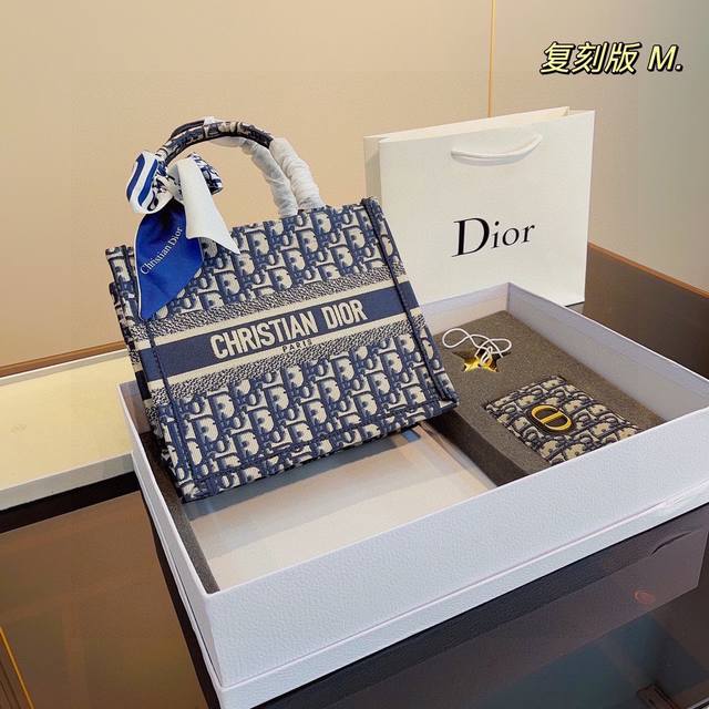套盒 星星 Dior 迪奥 帆布刺绣印花徽标手提托特包 让人欲罢不能的复古高级感 Dior Tote太百搭 背上都不离手的 Dior老花托特包 日常使用率高 品