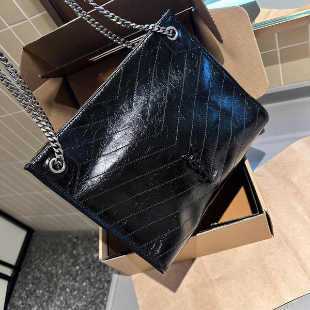 折叠礼盒包装 Ysl Niki Tote 通勤包 这只ysl Niki Shopping Bag有中号 33Cmx26Cmx10Cm 完美的可以装下包口有吸铁石