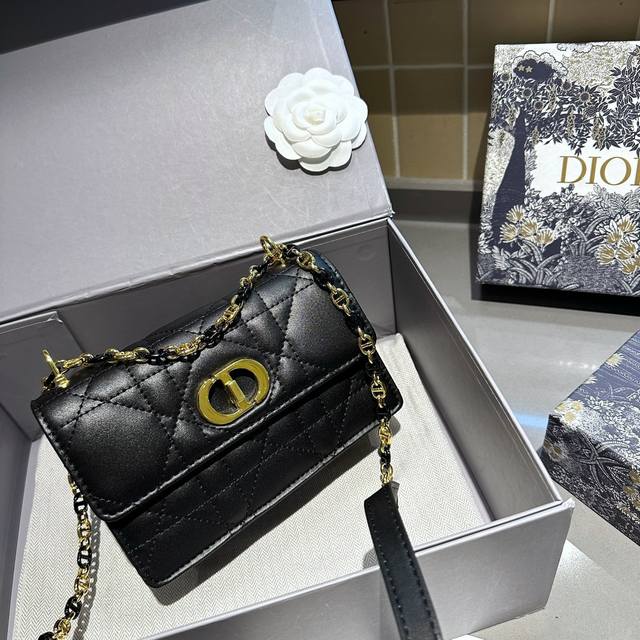 折叠礼盒包装 Dior最新款包包 最新上市的misscaro小手袋 白色的配色 非常清新非常可人 Misscaro以迪奥先生妹妹命名 致敬女性坚毅勇敢及女性力量
