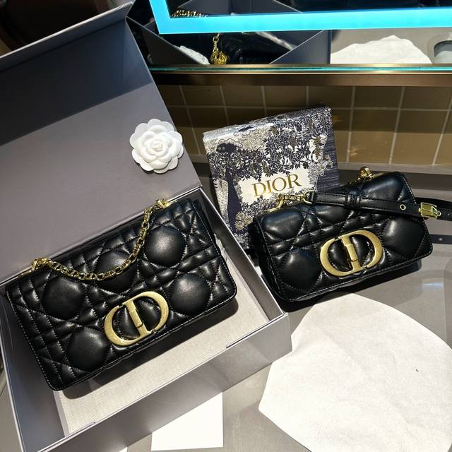 折叠礼盒包装 Dior Caro手袋 新款dior Caro手袋采用牛皮革精心制作 以标志性的藤格纹针脚打造绗缝细节 材质柔软 翻盖饰以复古金色饰 面金属 Cd - 点击图像关闭