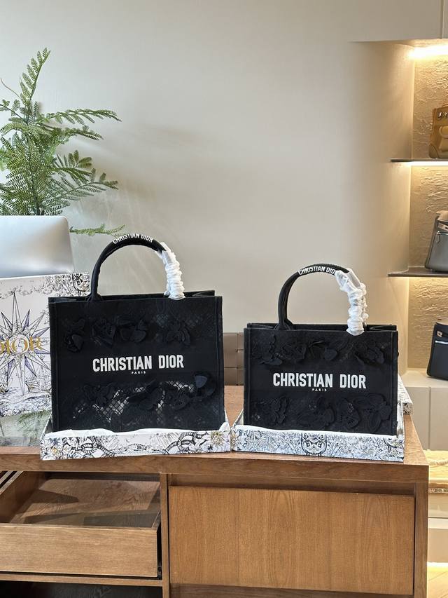 Dior Book Tote购物袋 这款booktote手袋灵感来自女装创意总监玛丽亚 嘉 茜娅 蔻丽 Maria Grazia Chiuri 是体现dior审