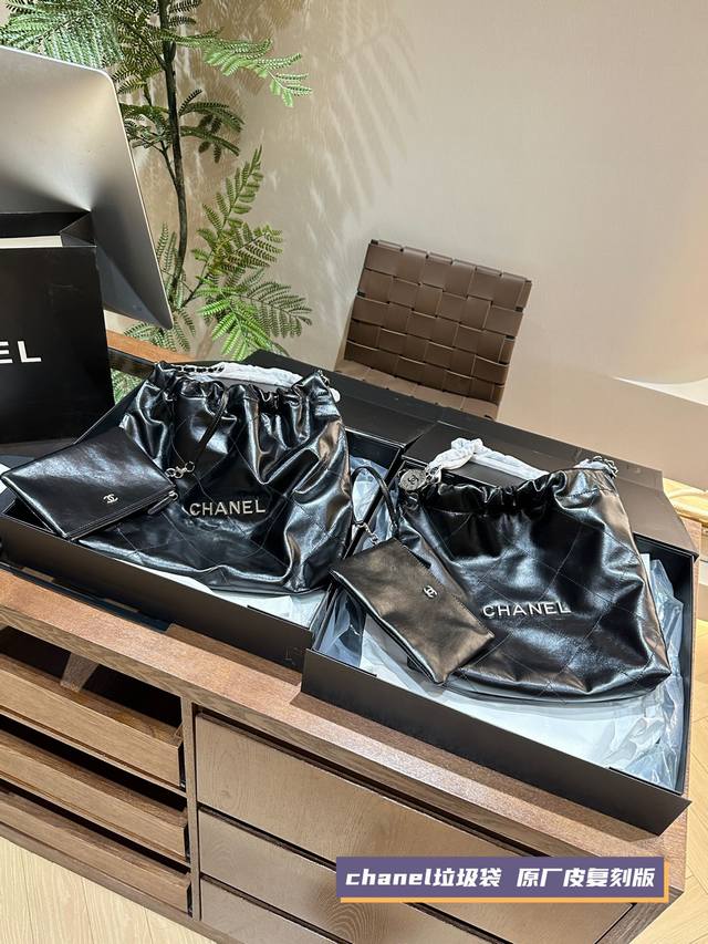 原单黑银 Chanel 22Bag垃圾袋 最贵的 垃圾袋 不是第一眼美女但拿到手立马真香现场 上身时髦感upup 小号尺寸: 31*35 小号就足以满足日常通勤