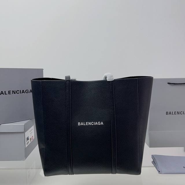 无盒 Size 36*29Cm 巴黎世家 Balenciaga 纸袋包 简单实用耐看 愈看愈好看