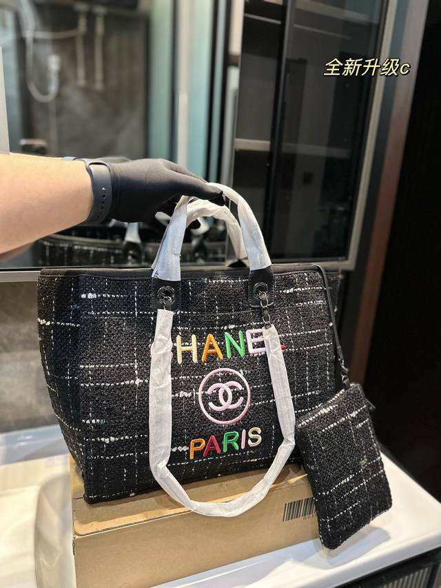 Chanel 新款香奈儿沙滩包购物袋 Chanel沙滩包每年都会出新的款 跟老款不同的logo装饰更加高端大气 容量超级可妈咪包 简约休闲的设计深受欢迎 而且容