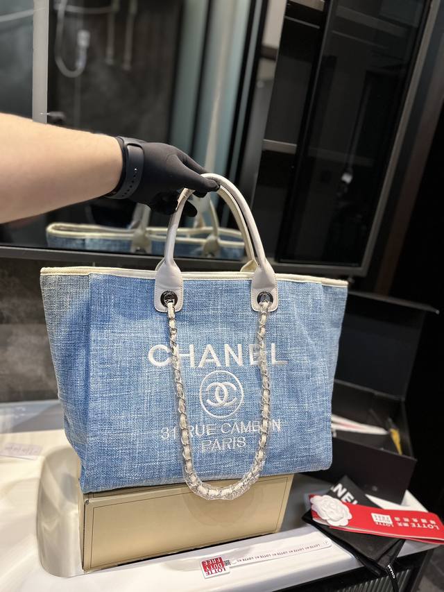 购物袋 Chanel 新款毛呢沙滩包购物袋 Chanel沙滩包每年都会出新的款 跟老款不同的logo装饰更加高端大气 容量超级可妈咪包 简约休闲的设计深受欢迎