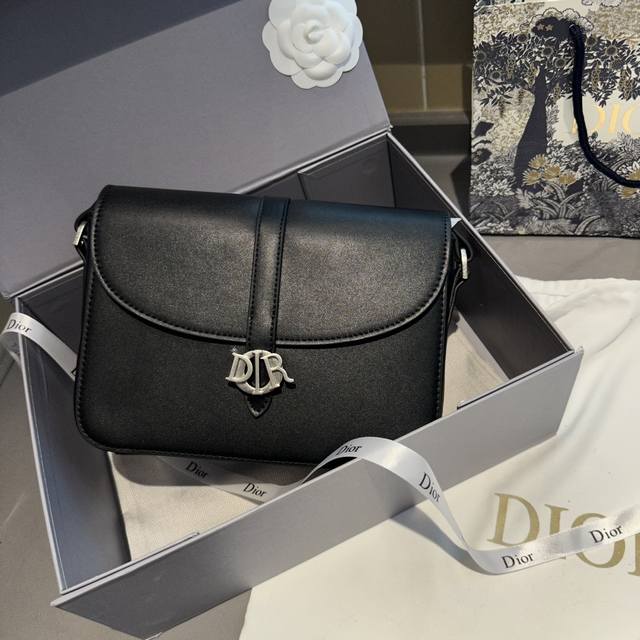 折叠礼盒包装 Dior 迪奥邮差包 融入 Dior 的标志性元素 打造休闲时尚的造型 是出行必备的好选择 尺寸 24Cm