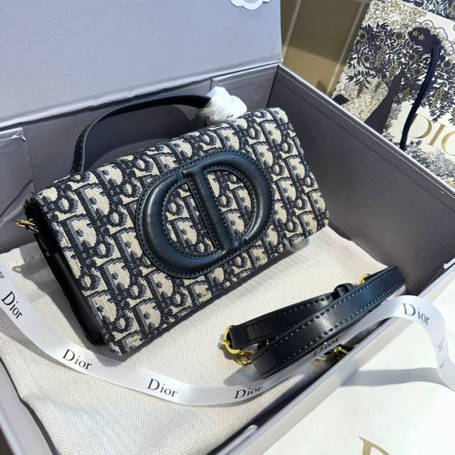 折叠礼盒包装 Dior 新款 这款 Cd Signature 链条手袋是二零二三秋冬 成衣系列新品 由玛丽亚 嘉茜娅蔻丽 Maria Graziachiuri