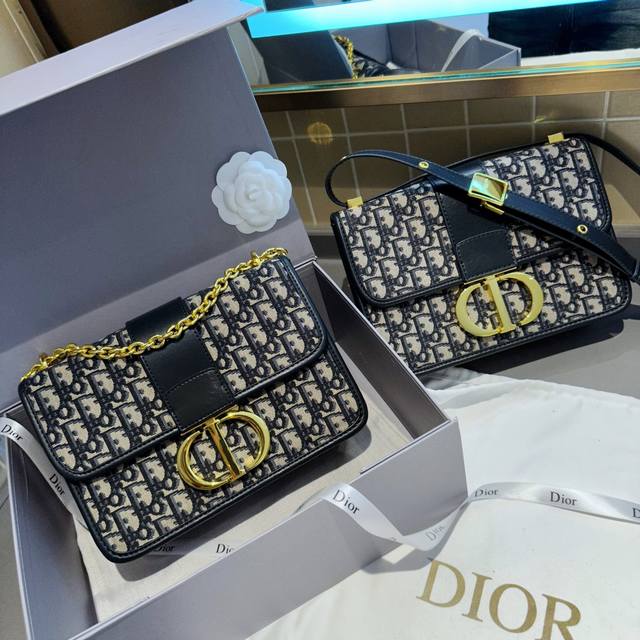 折叠礼盒包装 Dior Camp新款蒙田包 采用专柜御用原版双面绣老花料 迪奥的oblique复古印花图案早在上世纪六十年代就在巴黎时装周里掀起热潮 不同的是如