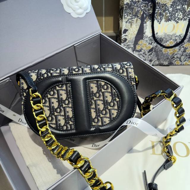 礼盒包装 Dior 新款 这款 Cd Signature Hobo 迷你链条手袋是二零二三秋冬 成衣系列新品 由玛丽亚 嘉茜娅蔻丽 Maria Graziach