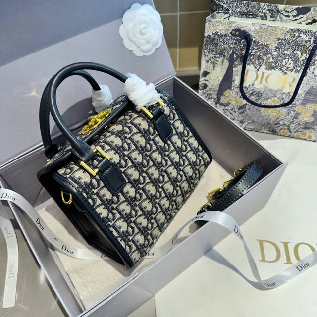 礼盒包装 Dior 经典与潮流之间 Boston 手袋 小箱子包 于二零二三秋冬成衣系列发布秀精彩亮相 彰品高雅摩登的魅力 致敬 Dior 的精湛工艺 采用蓝色