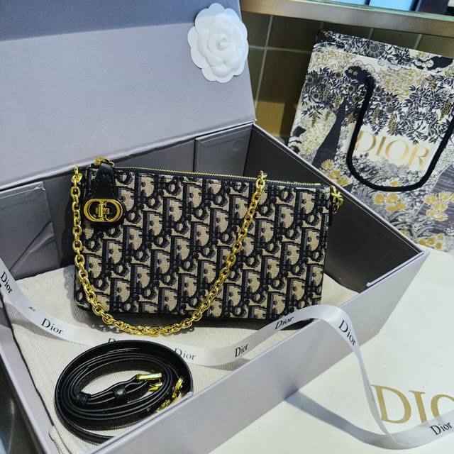 礼盒包装 Dior Midi 斜挎包 Dior链条斜挎 挖到宝v 实现搭配自由 Dior小链条包出门太方便啦 请大数据推给有需要的姐妹 尺寸23 14Cm