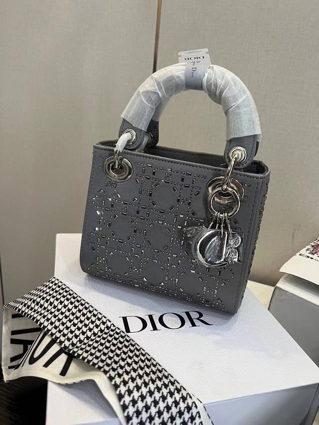 礼盒包装 两条肩带 Lady Dior三格真丝烫钻 D家戴妃闪闪发亮的钻石菱格 非正常的丝绸材质 有创意又不过分夸张 不会给人用力过猛的感觉 而且真丝的高级感
