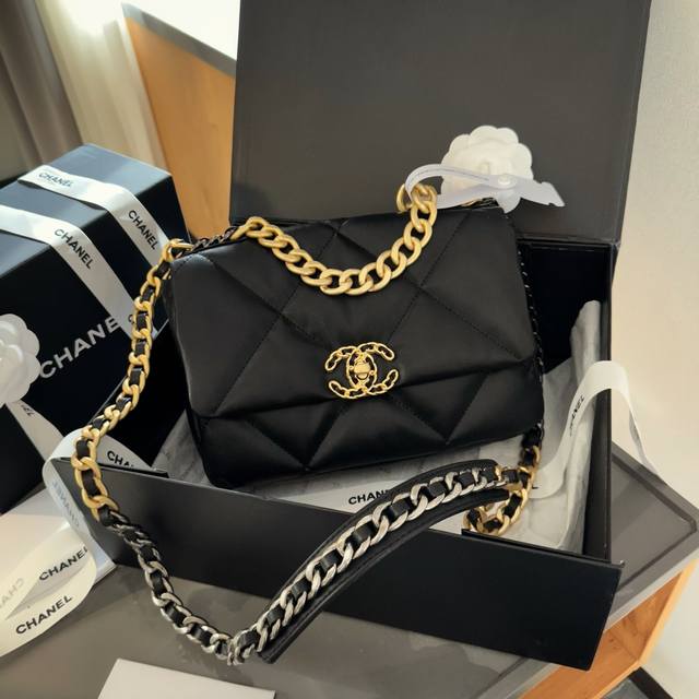 折叠礼盒包装 原单专柜品质 Chanel 19小羊皮 小香牛羊皮最近好多明星都在背chanel 19 这款包是由老佛爷karl Lagerfeld和chanel