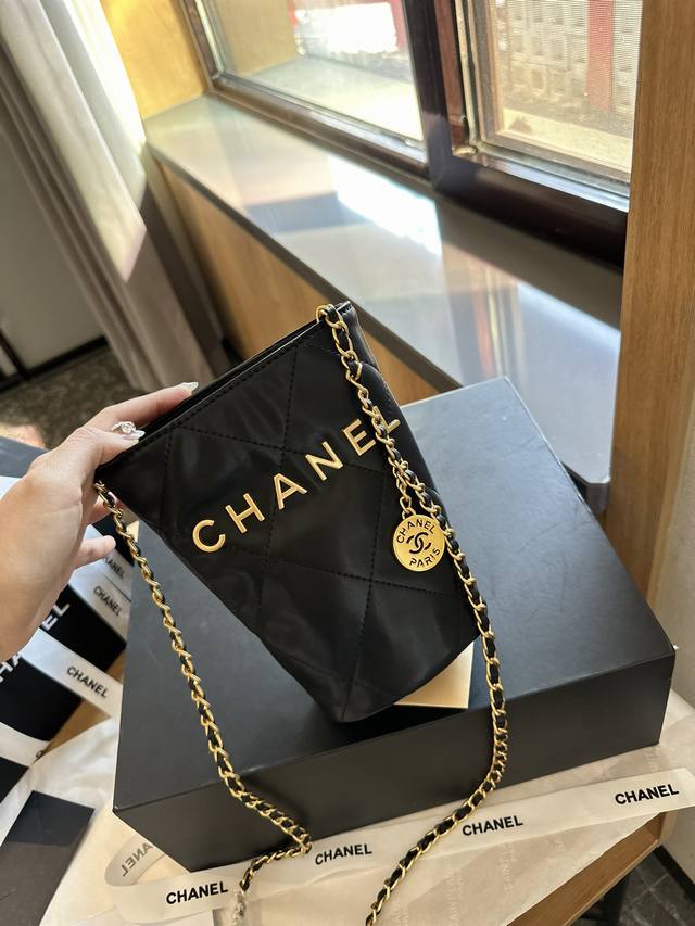 折叠礼盒 两条肩带 Chanel 新品 金币mini 水桶包 时装 休闲 不挑衣服 尺寸12*18Cm - 点击图像关闭