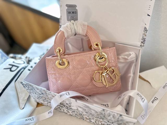折叠礼盒包装 送小丝巾 D家 D- Ioy 漆皮戴妃 一眼爱上包型 包有两根肩带 一个链条的短带和一个根皮的长带 实物真的巨可爱 尺寸 17Cm 搜索 Dior