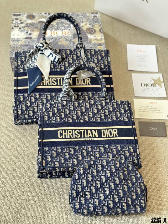 丝绒 配零钱包 Dior Book Tote今年最喜欢的一款购物袋 Tote我用的次数最多的包 因为容量超级大 不管什么东西都向里面放 当然凹造型也是必须有的