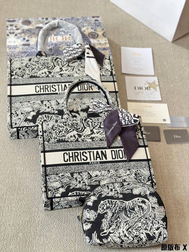 原版布 配零钱包 Dior Book Tote今年最喜欢的一款购物袋 Tote我用的次数最多的包 因为容量超级大 不管什么东西都向里面放 当然凹造型也是必须有的