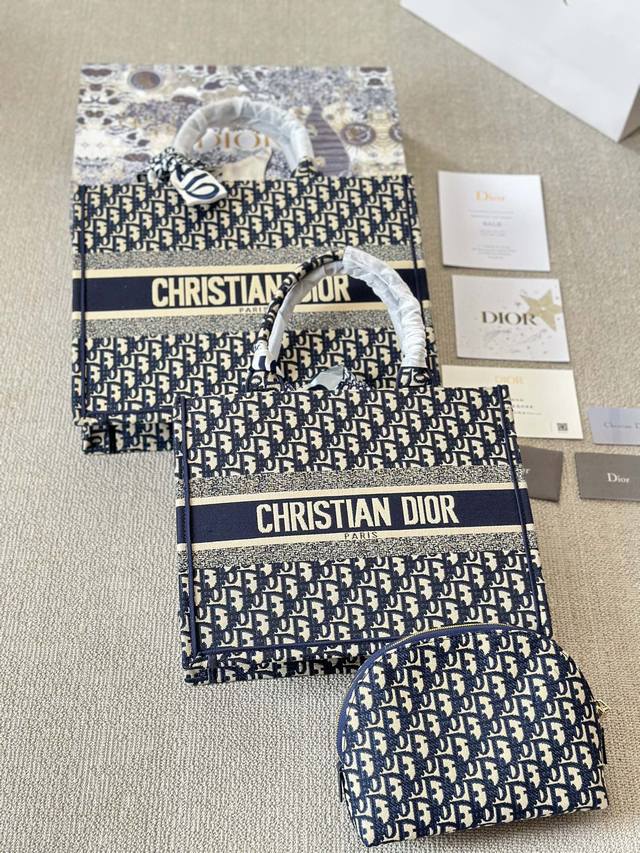 配零钱包 Dior Book Tote今年最喜欢的一款购物袋 Tote我用的次数最多的包 因为容量超级大 不管什么东西都向里面放 当然凹造型也是必须有的 这款d