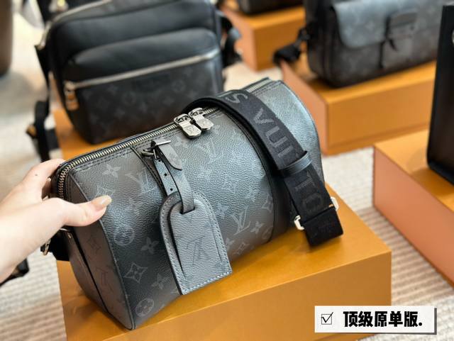 顶级复刻版 Lv X Nigo Keepall Xs 21 枕头包 手袋是一款理想的都市手袋 标志性的造型与经典的 Monogram 帆布 加之多种携带方式和奢