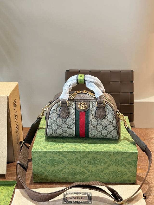 Gucci Ophidia 波士顿桶包 保龄球最新系列 链条包 配原版乌木色牛皮 这个款复古韵味特别浓 对版链条 原版内里 上身效果也超赞 主要以精致特别的五金