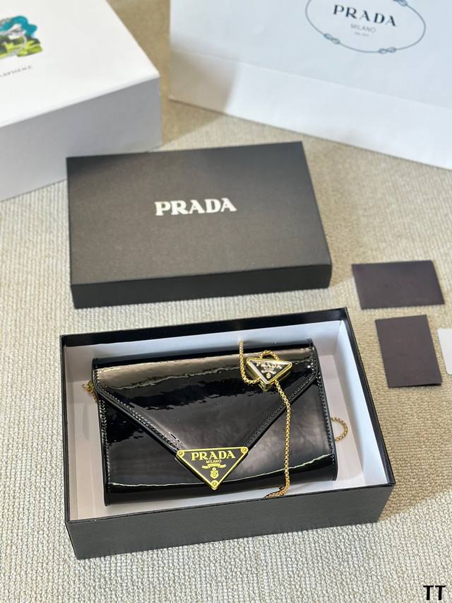 牛皮版本 Prada新款相机包 一眼相中复古又高级的包包 可单肩和斜挎 满满的高级感 背上身秒变气质女孩 各种各样百搭金时尚又实用 尺寸20.11Cm