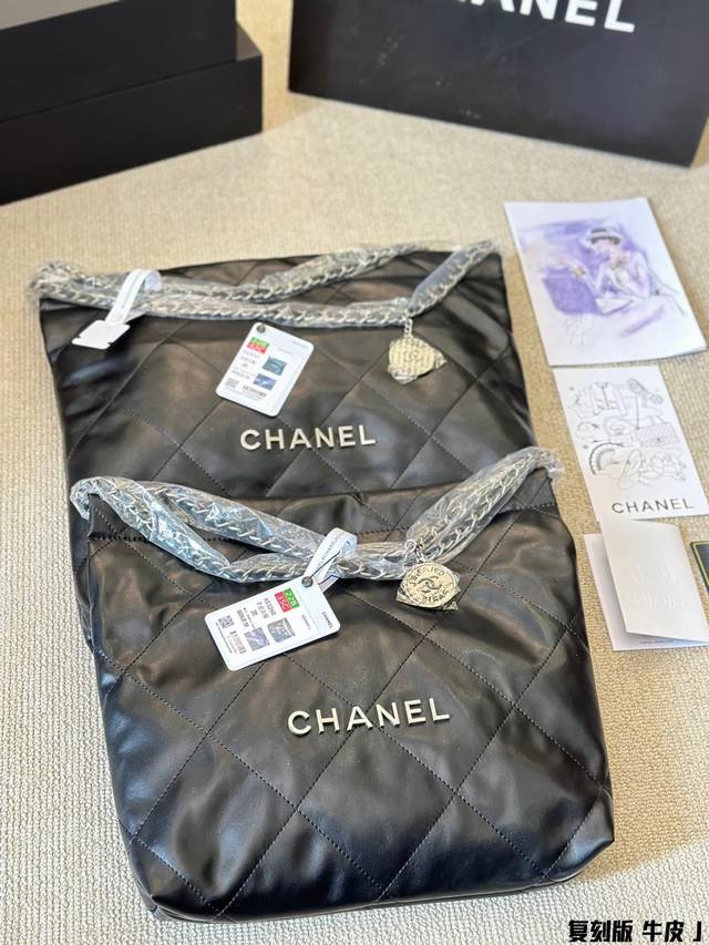 牛皮版本 Chanel 22Bag 以数字命名的 垃圾袋 2021 年10 月 Chanel 品牌艺术总监virginie Viard在2022年春夏 时装秀_