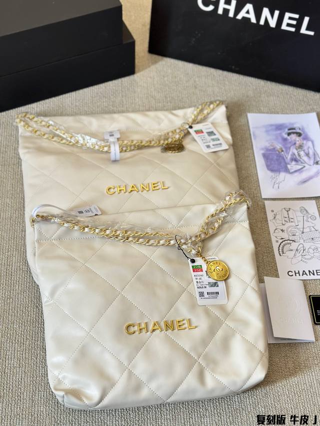 牛皮版本 Chanel 22Bag 以数字命名的 垃圾袋 2021 年10 月 Chanel 品牌艺术总监virginie Viard在2022年春夏 时装秀_