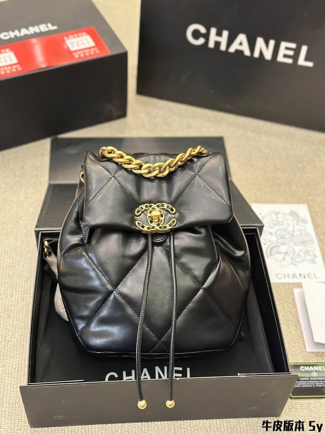 牛皮版本 Chanel 19 双肩包 慵懒随性又好背 上身满满的惊喜 高级慵懒又随性 彻底心动的一只 Size 22 24Cm