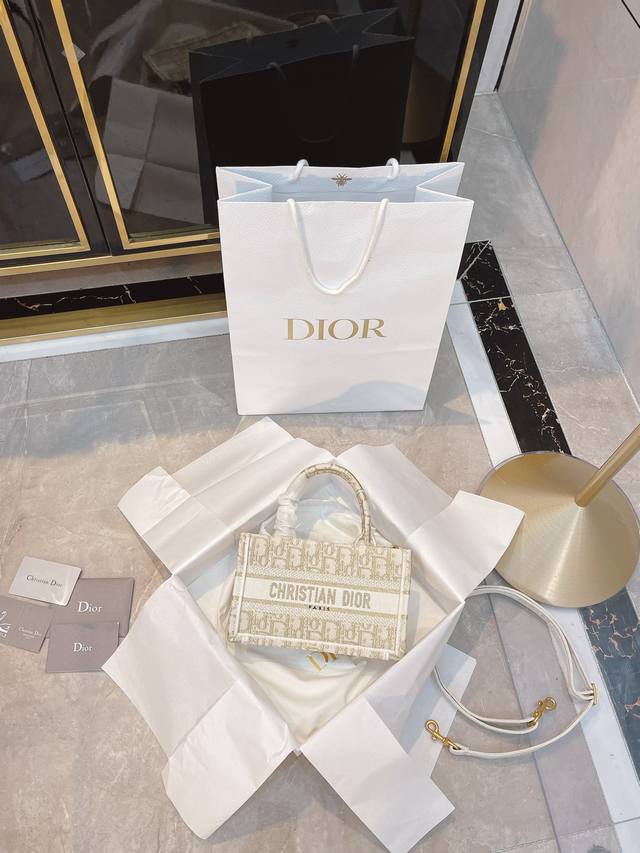 刺绣 折叠礼盒 Dior 迷你 附肩带 金色调 独家高版 真正好的纱线定染 重工细闪 衬人华贵 把璀璨星河背在身上 洋气时髦小华丽 尺寸 2*13.Cm
