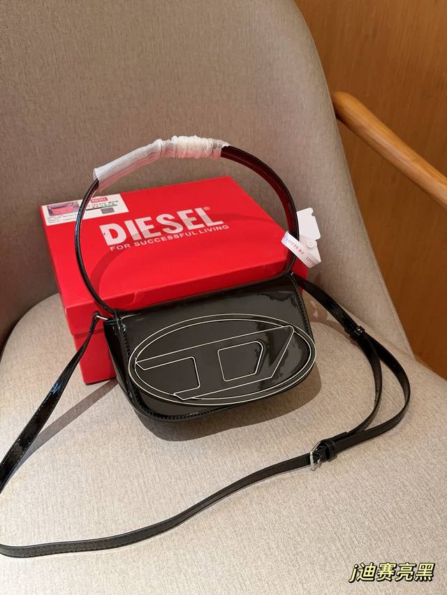 迪赛diesel 亮皮可酷可萌的叮当包 手提腋下斜挎 尺寸20Cm 礼盒包装